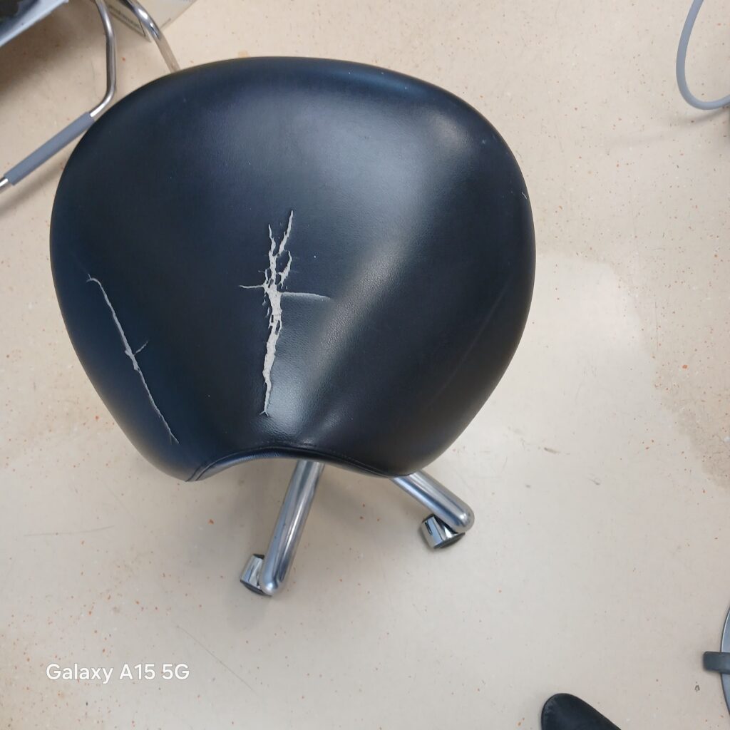 Médical – Fauteuil patient et opérateur — sellerie par Sellerie Couto, Franconville (Médical)