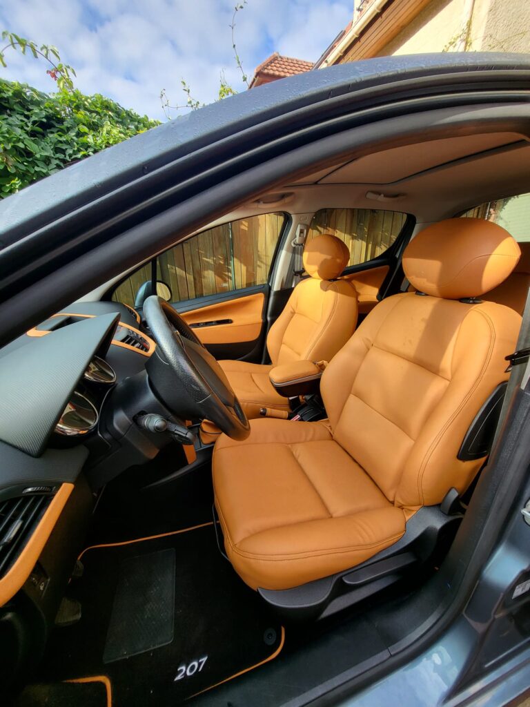 Peugeot 207 — sellerie par Sellerie Couto, Franconville