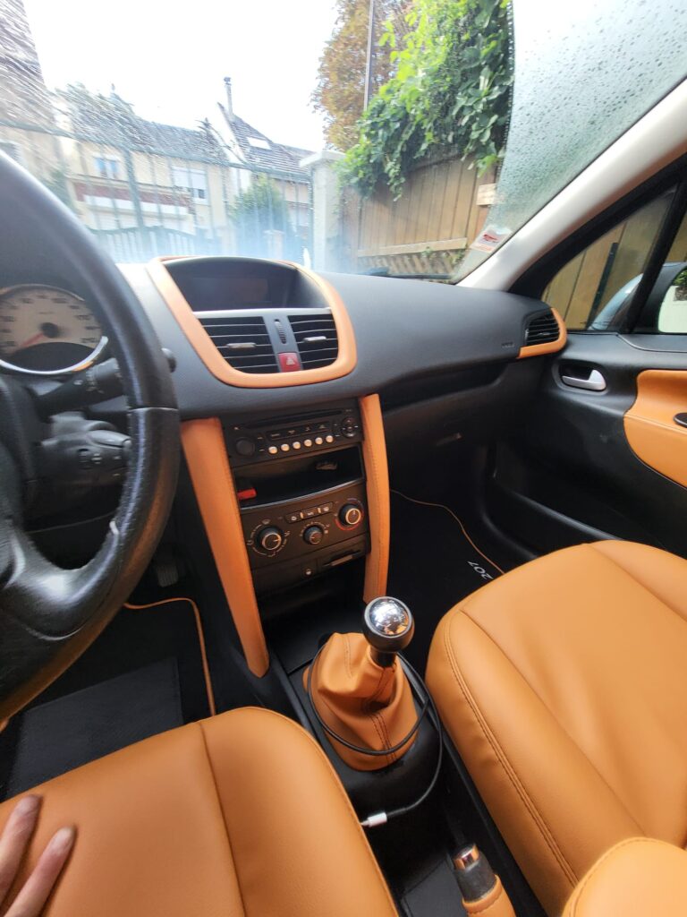 Peugeot 207 — sellerie par Sellerie Couto, Franconville