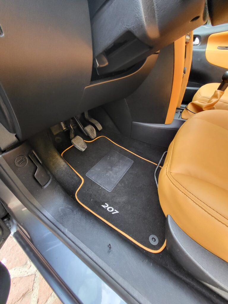 Peugeot 207 — sellerie par Sellerie Couto, Franconville