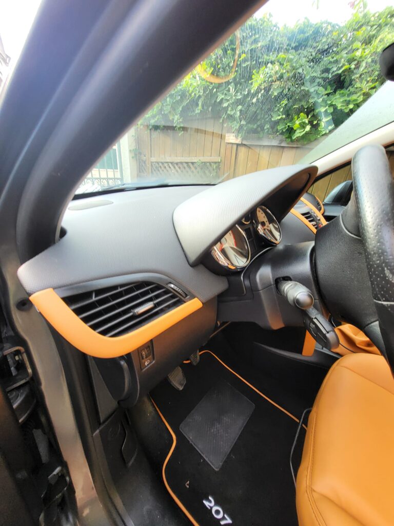 Peugeot 207 — sellerie par Sellerie Couto, Franconville (Automobile)