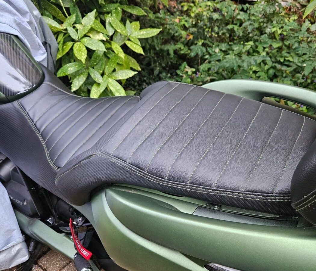 Honda DN01 — sellerie par Sellerie Couto, Franconville (Moto)